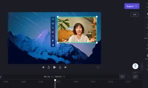 Edytor wideo z górskim krajobrazem i gwiazdami jako tłem. Na pierwszym planie kobieta w okienku, tworząca nakładkę.