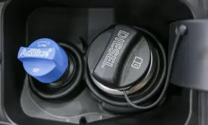 Bouchons de réservoir diesel et AdBlue. Attention, l'AdBlue est corrosif et peut endommager les surfaces.