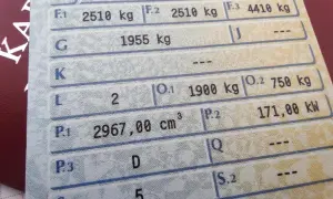 Masa własna w dowodzie rejestracyjnym: 1955 kg. Widoczne też inne dane techniczne pojazdu.