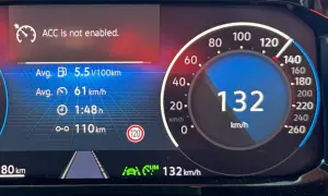 ACC är inte aktiverat. Hastighetsmätaren visar 132 km/h. Genomsnittsförbrukning 5,5 l/100km.