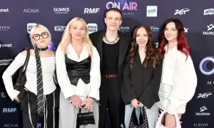 Kto jest w genzie? Pięć osób pozuje do zdjęcia na ściance z logo "On Air Awards".