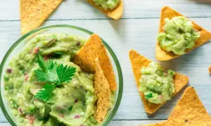 Guacamole: Jak przechowywać, by zachować zieleń i świeżość na dłużej?