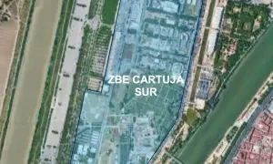 Vista aérea de la zona ZBE Cartuja Sur en Sevilla, delimitada en azul, junto a un río y edificios.