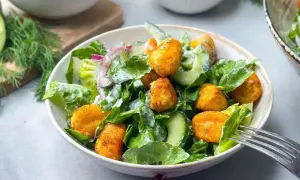Knuspriger Gnocchi Salat mit Gurken, Zwiebeln und cremigem Dressing. Ein leckeres Gericht für jede Gelegenheit.