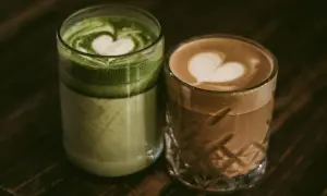 Dwa napoje z pianką w kształcie serca: zielona matcha i kawa. Czy kofeina pobudza? Te napoje z pewnością dodadzą energii.
