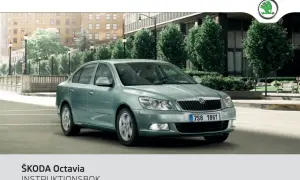 En ljusgrön Skoda Octavia parkerad på en stadsgata. Instruktionsbok för Skoda Octavia, som täcker serviceintervall.