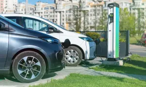 Due auto elettriche in carica, un esempio di come la normativa parcheggi auto elettriche favorisce la mobilità sostenibile.