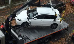 Ein Abschleppdienst hat ein weißes Auto auf einen LKW geladen. Das Auto wurde vorher weggefahren, da es beschädigt war.