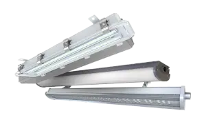 Trois luminaires LED robustes, dont un avec un couvercle transparent, montrant un tableau des IP.