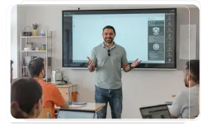 Profesor de tecnología explicando en clase, preparándose para las oposiciones.