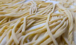 Troccoli pugliesi freschi, pronti per un gustoso condimento. Pasta fatta in casa, un classico della tradizione.