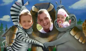 Rodzina świetnie się bawi, pozując do zdjęć na tle zwierząt. To wspaniałe zamość atrakcje dla dzieci!