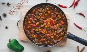 Gęsta, aromatyczna potrawka z mięsem i ciecierzycą w sosie pomidorowym. Czy pies może jeść fasolkę po bretońsku? To danie wygląda apetycznie, ale dla psa może być zbyt pikantne.