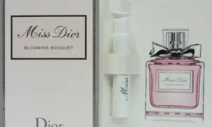 Karta z próbką perfum Miss Dior Blooming Bouquet. Różowa buteleczka z kokardką i nazwa zapachu.