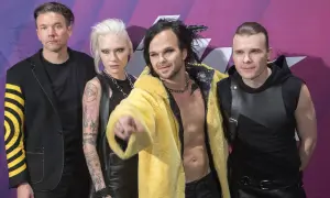 Zespół The Rasmus na koncercie, w tym wokalista Lauri Ylönen w żółtym futrze.