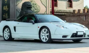 Vit Honda NSX till salu, en ikonisk sportbil med en tidlös design. Denna pärla väntar på sin nästa ägare.