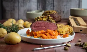 Perfekt gegartes Steak im Backofen, serviert mit karamellisierten Karotten und knusprigen Kartoffeln. Ein Festmahl!