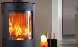 Moderner Kaminofen mit sichtbarem Feuer, erfüllt die BIMSCHV Stufe 2 Anforderungen für saubere Verbrennung.