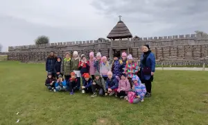 Dzieci zwiedzają gród w Biskupinie. Wspaniałe atrakcje dla dzieci czekają na odkrycie w tym historycznym miejscu.