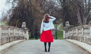 Czerwona spódnica z czym nosić – stylizacje, które zachwycą każdego