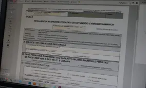 Deklaracja PCC-3 na komputerze, przygotowywana do zakupu samochodu. Formularz zawiera dane podatnika i informacje o podatku od czynności cywilnoprawnych.