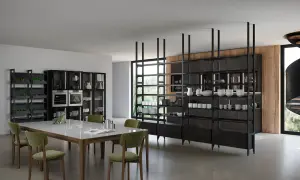 Un tavolo di vetro moderno con sedie verdi, circondato da scaffalature eleganti, perfetto per chi cerca idee su come abbellire un tavolo di vetro.