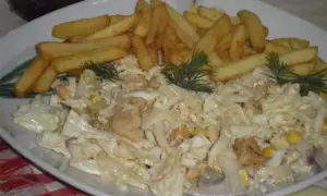 Pyszny kebab z frytkami i surówką, idealny na szybki obiad. Sprawdź, ile ma kebab z frytkami kcal!