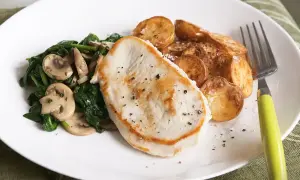 Smażony filet z indyka z pieczonymi ziemniakami i szpinakiem z pieczarkami. Idealne danie, gdy zastanawiasz się, co zrobić z fileta z indyka na szybko.