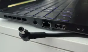 Złącze ładowarki do laptopa. Zastanawiasz się, ile prądu zużywa ładowarka do laptopa?