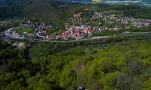 Malownicze Bardo z rzeką i lasami, idealne miejsce na odkrywanie atrakcji.