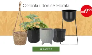 Różnorodne osłonki na doniczki: pleciona wisząca, czarna papierowa, szara ceramiczna na nóżkach i czarna metalowa na stojaku.