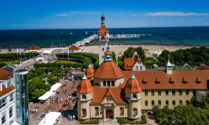 Piękny widok na Sopot z molo i plażą. Idealne miejsce na turnusy rehabilitacyjne Gdańsk Gdynia Sopot.