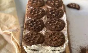 Deliziosa torta pan di stelle, stratificata con crema e biscotti al cacao, spolverata di cacao amaro.