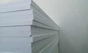 Stos białych płyt styropapa, gotowych do izolacji domu.