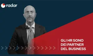 Uomo con barba, in giacca e cravatta, con logo "radar". Il testo recita "GLI HR SONO DEI PARTNER DEL BUSINESS". Potrebbe essere un direttore del personale.