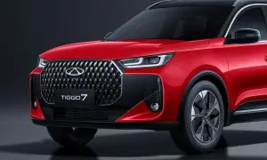 Czerwone auto Chery Tiggo 7 z czarnym dachem i felgami, prezentujące nowoczesny design i charakterystyczny grill.