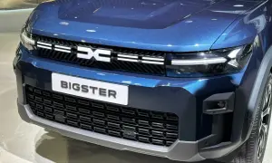 Niebieski Dacia Bigster z napisem "BIGSTER" i grillem z logo marki. Wyobraź sobie podróż tym autem na LPG!