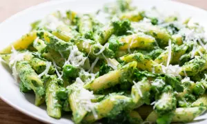 Penne z zielonym pesto, groszkiem i parmezanem. Pyszna sałatka z makaronem szpinakiem i suszonymi pomidorami.