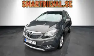 Mörkgrå Opel Mokka, perfekt för en begagnad bilaffär. Läs vårt opel mokka begagnad test för att hitta din drömbil.