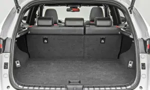 Pusta przestrzeń bagażowa Lexusa NX, gotowa na podróż. Poznaj jej praktyczne lexus nx wymiary.
