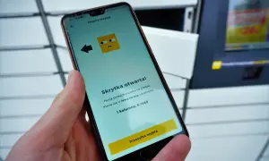 Dłoń trzyma smartfon z aplikacją InPost informującą o otwartej skrytce.