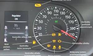 Na desce rozdzielczej świeci się kontrolka układu przeciwpoślizgowego, informując o jego wyłączeniu.
