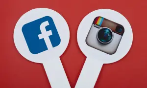 Ikony Facebooka i Instagrama obok siebie. Dowiedz się, jak zalogować się do Instagrama przez Facebooka.