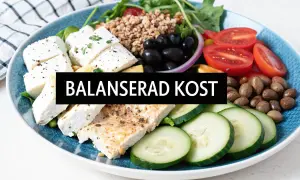 En balanserad kost med fetaost, grönsaker och nötter. Fetaost kalorier kan variera, men denna rätt ser hälsosam ut.