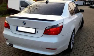 BMW E60 spoiler na klapę: Wybierz, zamontuj i bądź legalny!