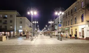 Nocny spacer po deptaku w Kielcach, gdzie zabytkowe kamienice i iluminacje tworzą niepowtarzalny klimat. Odkryj kielce atrakcje turystyczne!