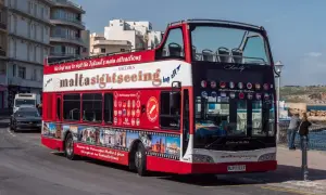 Czerwony piętrowy autobus turystyczny "maltasightseeing" na Malcie, oferujący zwiedzanie wyspy.