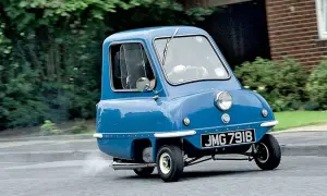Niebieski Peel P50, najmniejszy samochód świata, w ruchu. Zastanawiasz się nad peel p50 cena?