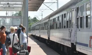 Ludzie z bagażami czekają na pociąg PKP. Podróżowanie pkp taniej z bliskimi to świetny pomysł na wakacje.