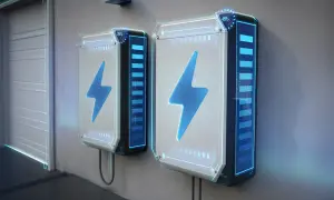 Dwa nowoczesne magazyny energii z niebieskimi błyskawicami i wskaźnikami naładowania. Sprawdź magazyn energii cena i zainwestuj w przyszłość.